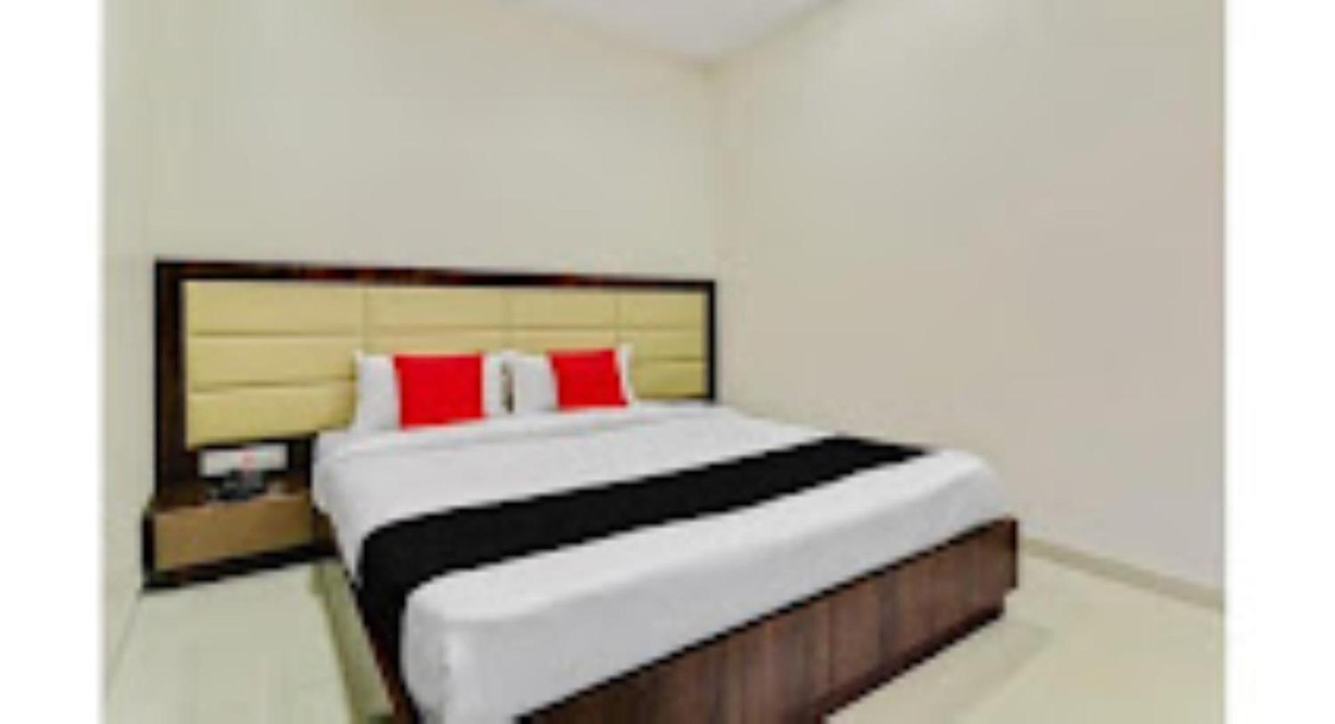 Hotel Pritam Palace , Dhule ภายนอก รูปภาพ