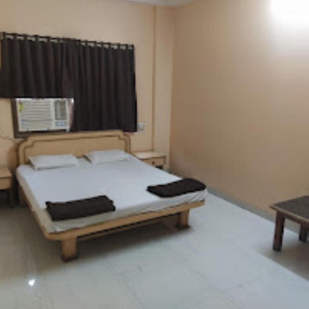 Hotel Pritam Palace , Dhule ภายนอก รูปภาพ